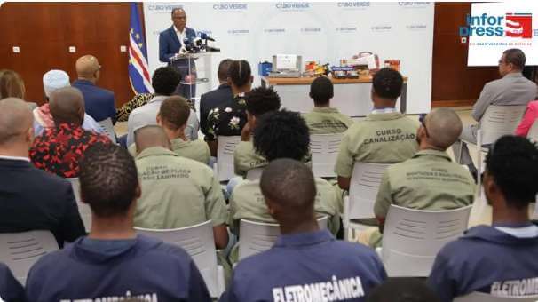 Cidade da Praia: Governo entrega certificados e kits a 100 jovens que fizeram formação profissional